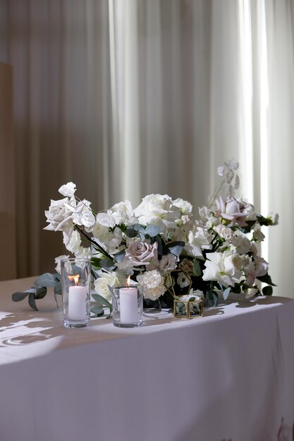 Foto decoração de mesa para convidados e recém-casados decoração de casamento jantar de casamento