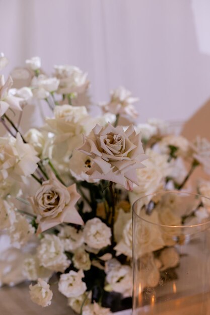 Foto decoração de mesa para convidados e recém-casados decoração de casamento jantar de casamento