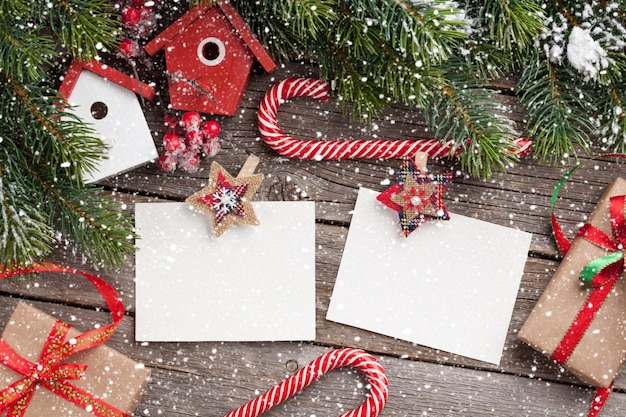 Decoração de molduras em branco de natal e abeto