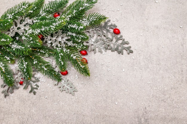 Decoração de Natal. Ano novo Pinheiro, folhas frescas e neve artificial.