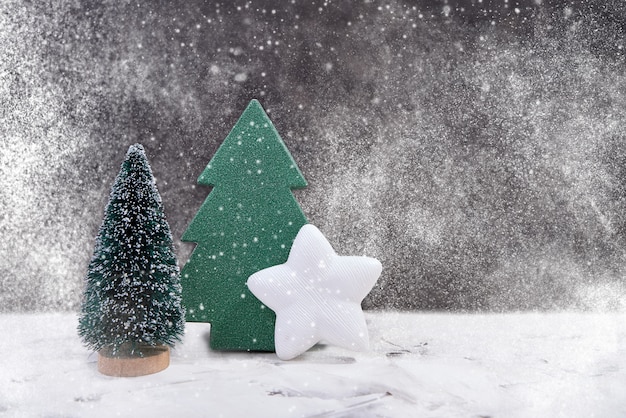 Decoração de natal. árvore de natal decorativa, estrela branca, textura de neve.
