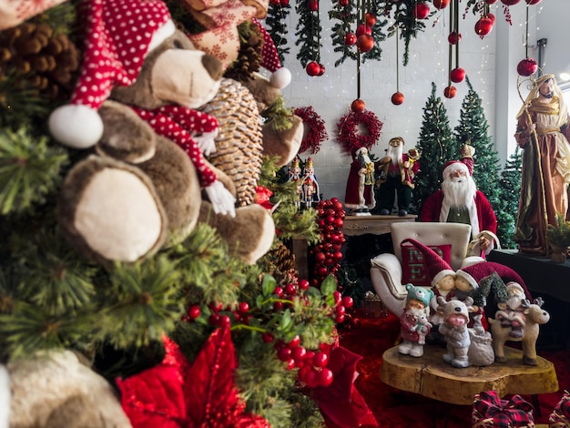 Decoração de natal árvore de natal enfeites de papai noel bolas e outros foco seletivo