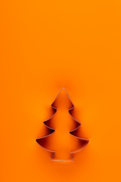 Foto decoração de natal, árvore do abeto em fundo laranja.