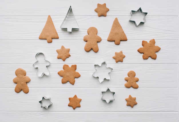 Decoração de Natal. biscoitos de gengibre no fundo de madeira