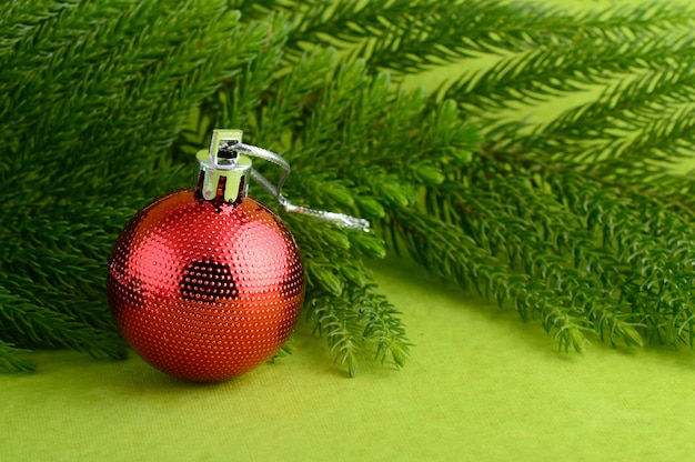 Decoração de natal: bola de natal e enfeites com o galho da árvore de natal