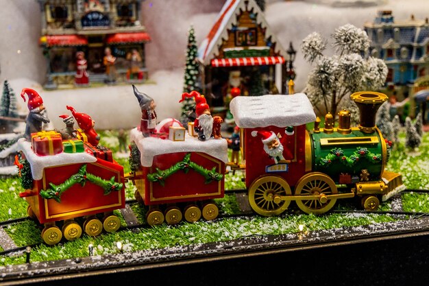 Foto decoração de natal brinquedo verde trens de papai noel com elfos