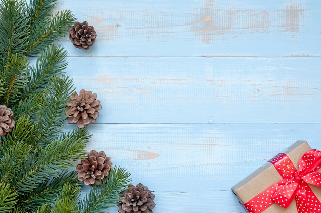 Decoração de Natal, caixa de presente e pinheiro ramos em fundo de madeira