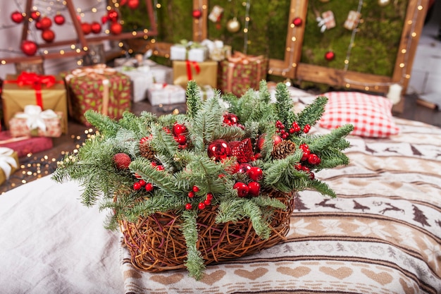 Decoração de natal. cesta de férias com galhos de pinheiros e bolas vermelhas