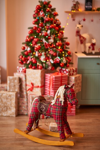 Decoração de Natal com árvore de Natal e presentes