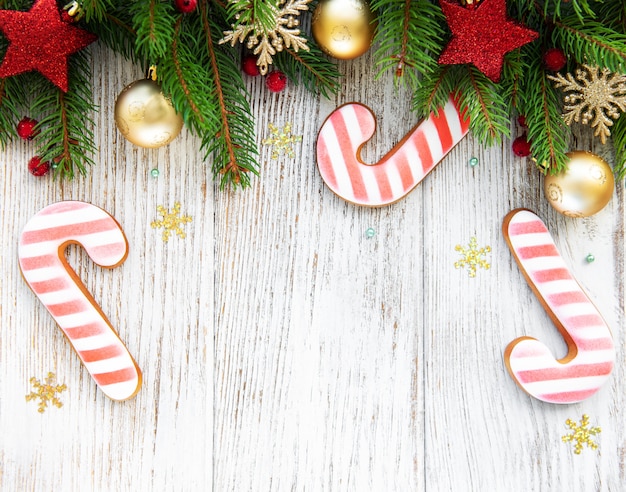 Decoração de natal com biscoitos em um fundo de madeira velho