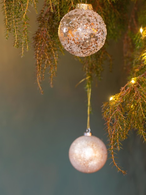 Decoração de natal com bolas douradas na parede escura de fundo