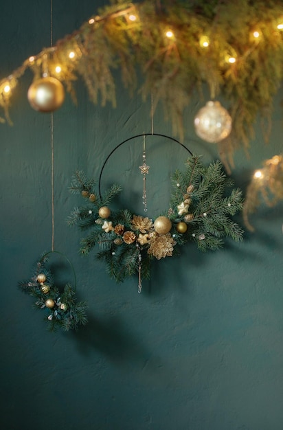 Decoração de natal com bolas douradas na parede escura de fundo