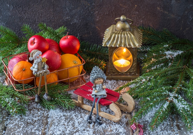 Decoração de Natal com brinquedos e uma cesta de frutas