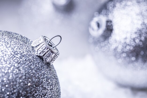 Decoração de natal com bugigangas na atmosfera de neve