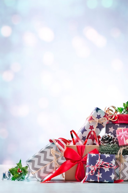 Decoração de natal com caixa de presente festivo e fita sobre fundo claro. conceito de férias de natal.