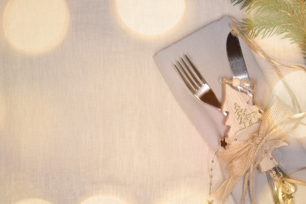 Foto decoração de natal com colher de garfo de fita e enfeites de natal