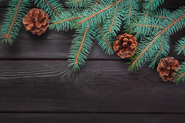 Decoração de natal com cones de pinheiro e árvore do abeto branco de madeira