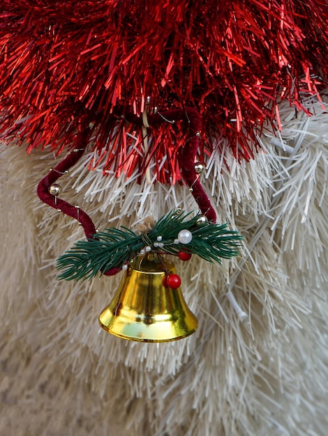 Decoração de Natal com cores brancas e verdes vermelhas de sino dourado