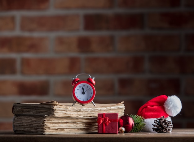 Decoração de natal com despertador e livros antigos