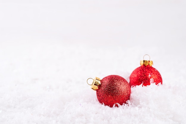 Decoração de Natal com duas bolas vermelhas na neve