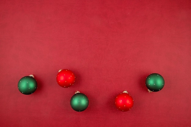 Decoração de Natal com enfeites de Natal, pinheiro, presentes com espaço de cópia sobre o fundo vermelho