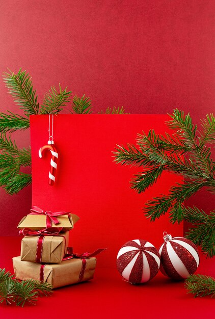 Decoração de Natal com enfeites de Natal, pinheiro, presentes com espaço de cópia