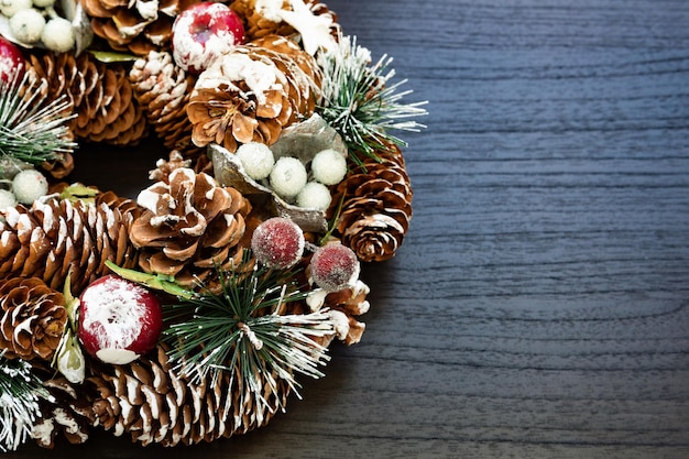 Decoração de natal com fundo de madeira. tema de natal e ano novo.