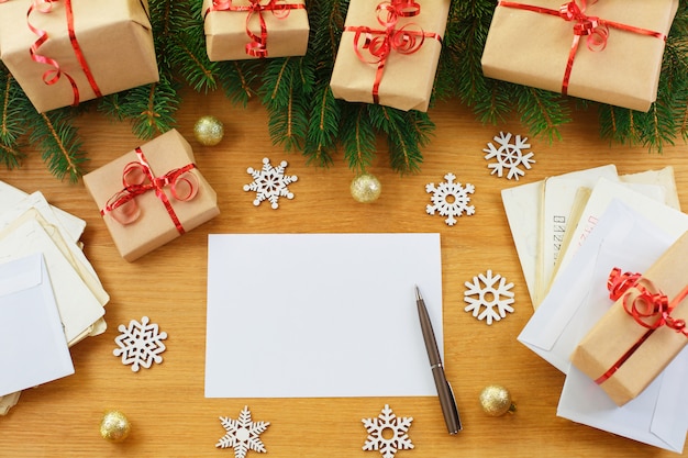 Decoração de Natal com sacos de presente e caderno em branco