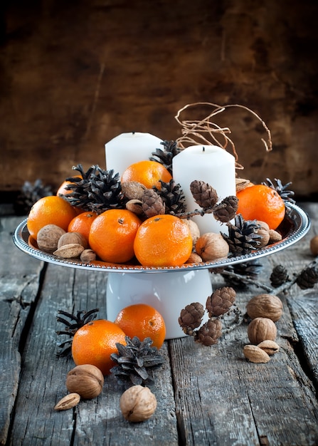 Decoração de Natal com tangerinas, pinhas