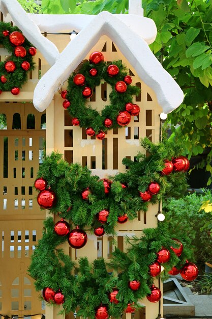 Decoração de Natal com uma casa de bonecas no jardim