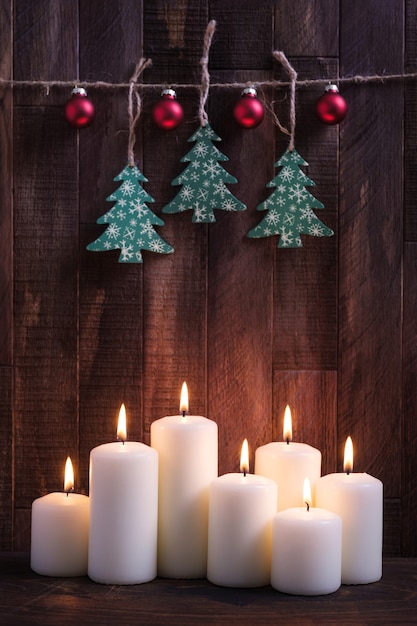 Decoração de natal com velas acesas e enfeites para árvores