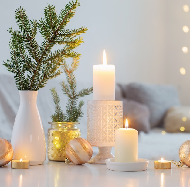 Decoração de Natal com velas acesas no interior branco
