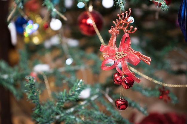 Decoração de natal con pinho e sinos queridos na árvore