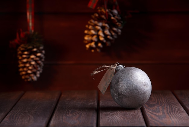 Decoração de Natal de ano novo bola vintage vermelha com ouro na mesa de madeira escura