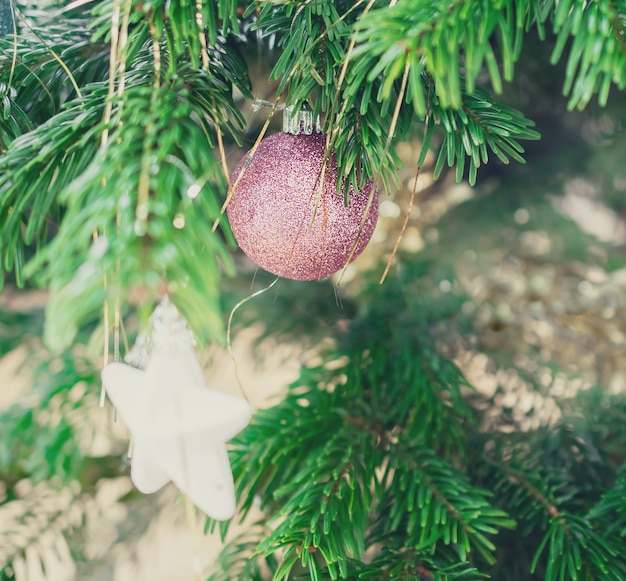 Decoração de natal de ano novo com enfeites de árvore de natal