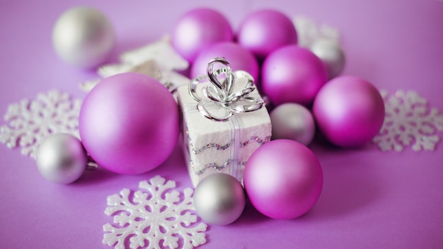 decoração de Natal de ano novo lilás e branco
