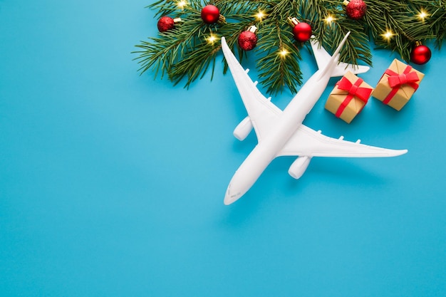 Decoração de Natal de caixa de presente de avião em fundo azul conceito de viagem de Natal