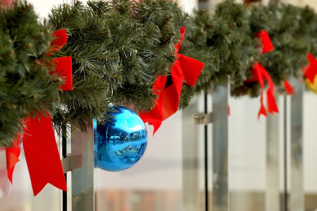 Decoração de Natal de esferas, arcos e galhos de um shopping center
