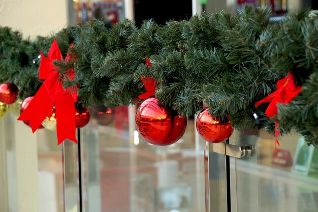 Decoração de Natal de esferas, arcos e galhos de um shopping center