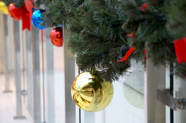 Decoração de Natal de esferas, arcos e galhos de um shopping center