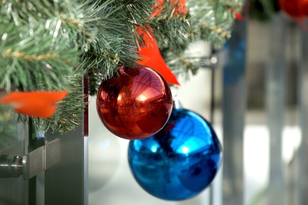 Decoração de Natal de esferas, arcos e galhos de um shopping center