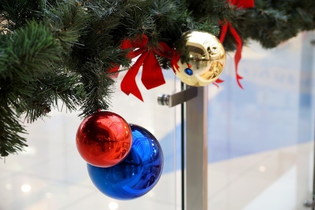 Decoração de Natal de esferas, arcos e galhos de um shopping center