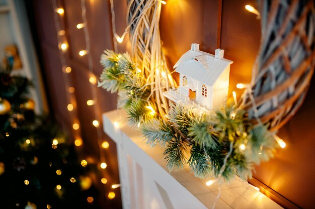 Decoração de natal de sala de estar com uma coroa de flores