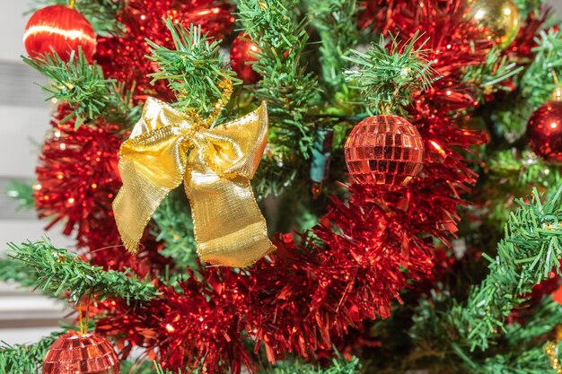 Decoração de Natal e Ano Novo. Enfeites pendurados na árvore de Natal.