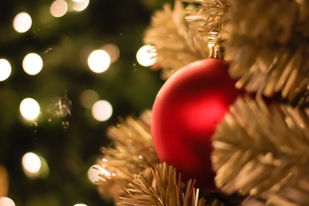 Foto decoração de natal e iluminação nos galhos da árvore de natal, foco suave