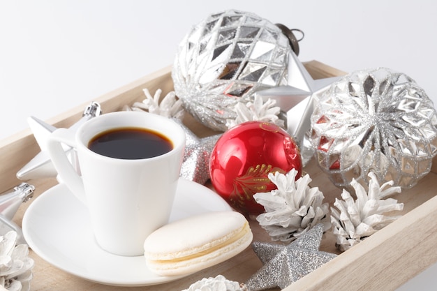 Decoração de Natal e pequena xícara de café em branco