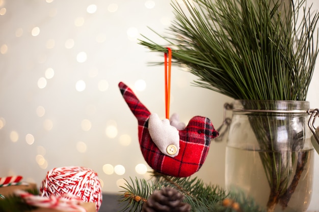 Foto decoração de natal e presentes no fundo de guirlandas. férias em casa, férias de inverno.