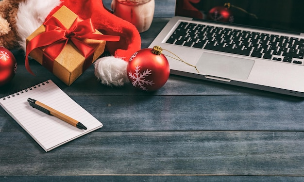 Decoração de Natal e um laptop em um espaço de cópia de mesa de escritório