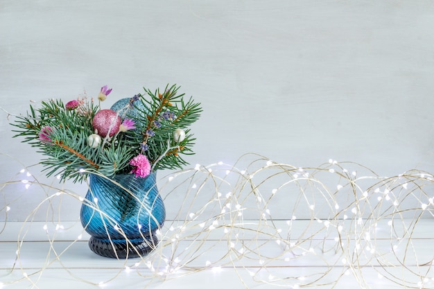 Decoração de Natal em branco rosa azul cor buquê de natal luzes de natal cópia espaço