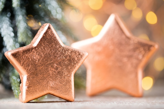 Decoração de Natal em bronze. Decorações de férias bronze em bokeh de fundo.